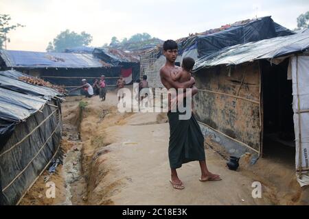 Un uomo Rohingya si trova con suo figlio all'interno del campo profughi di Kutupalong, Bangladesh, martedì 03 ottobre 2017. Foto Stock