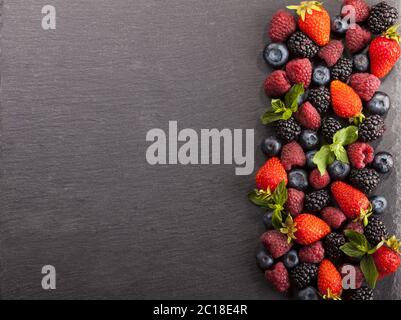 Bacche mature e dolci su sfondo nero Foto Stock