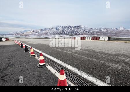 Svuotare asfalto con belle montagne neve Foto Stock