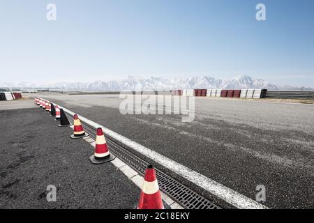 Svuotare asfalto con belle montagne neve Foto Stock