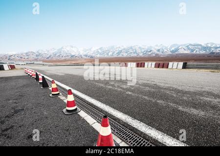 Svuotare asfalto con belle montagne neve Foto Stock