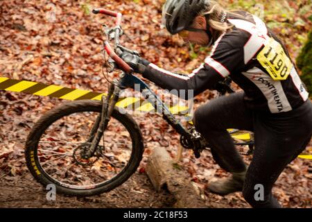 WA16771-00...WASHINGTON - Tom Kirkendall che corre su una collina fangosa nella corsa del ciclocross del Woodland Park. Foto Stock