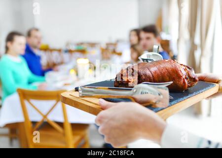 Amici seduti intorno a un tavolo e gustando insieme la cena di Natale Foto Stock