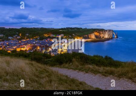 Etretat scogliere con arch - Normandia Francia Foto Stock