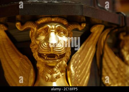 Antica maschera di bronzo a leone fissata a una parete Foto Stock