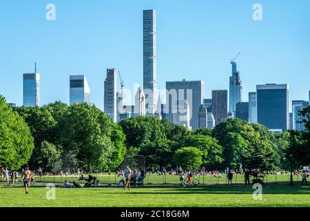 New York, Stati Uniti. 14 Giugno 2020. La gente affollano Central Park mentre la città si rilassa con le restrizioni stabilite dall'epidemia di coronavirus. Credit: Enrique Shore/Alamy Live News Foto Stock