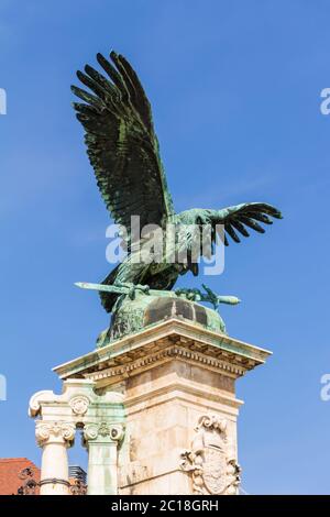 Statua di un'aquila al Castello di Buda a Budapest, Ungheria Foto Stock