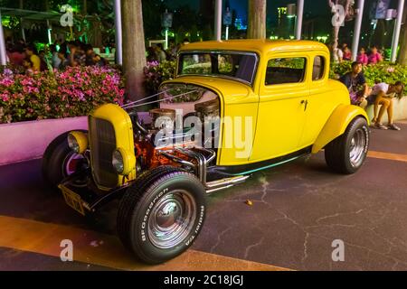 SINGAPORE - Aprile 30: Auto retrò nel parco Universal Studio all'Isola di Sentosa a Singapore il 30 Aprile 2016 Foto Stock