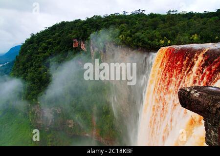 La cascata di Kieteur, una delle cascate più alte del mondo, il fiume Potaro Guyana Foto Stock