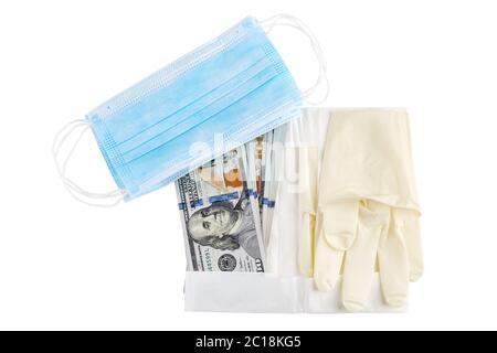 Guanti in gomma sterili per uso medico, maschera medica blu e pila di banconote da 100 USD. Isolato su bianco Foto Stock