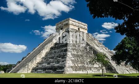 Piramide di Kukulkan nella città di Chichen Itza maya, Yucatan Messico Foto Stock