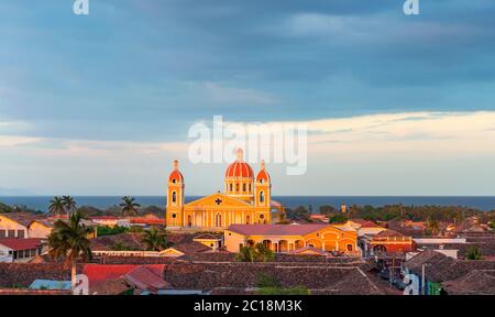 Panorama di Granada al tramonto con il lago Nicaragua sullo sfondo, Nicaragua. Foto Stock