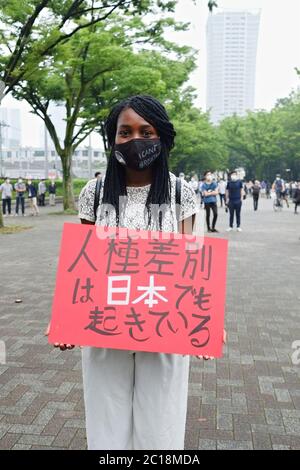 Tokyo, Giappone. 15 giugno 2020. 14 giugno 2020, Tokyo, Giappone: Centinaia di persone hanno in mano i segni della "Black Lives Matter" che marciano pacificamente a Shibuya, mettendo in evidenza l'oltraggio sulla morte di George Floyd. (Foto di Michael Steinebach/AFLO) Credit: AFLO Co. Ltd./Alamy Live News Foto Stock