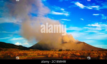 Eruzione del vulcano Tavurvur, Rabaul, isola di Nuova Bretagna, Papua Nuova Guinea Foto Stock