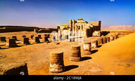 Rovine del tempio di Deir el-Haggar, oasi di Kharga, Egitto Foto Stock