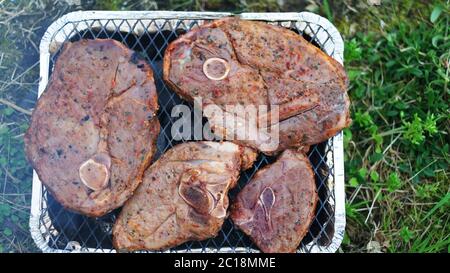 Bistecche di agnello su griglia monouso Foto Stock