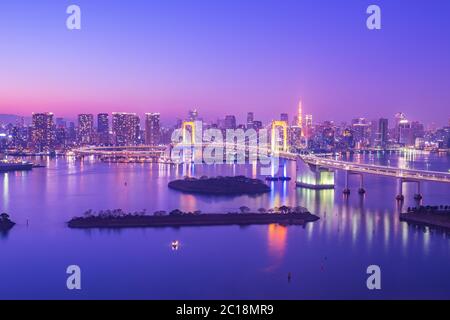 Skyline di Tokyo sulla baia di Tokyo a Odaiba a Tokyo, Giappone di notte Foto Stock