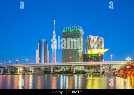 Tokyo, skyline giapponese sul fiume Sumida di notte Foto Stock