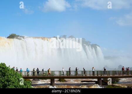 Persone sul ponte di Iguacu Foto Stock