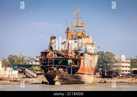 Le vecchie navi sono state smantellate nei cantieri navali di Chittagong, Bangladesh Foto Stock