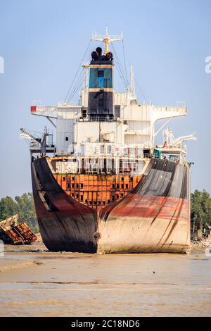 Le vecchie navi sono state smantellate nei cantieri navali di Chittagong, Bangladesh Foto Stock