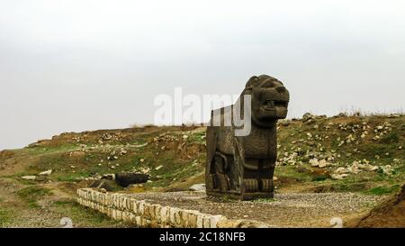 Statua di leone di basalto, rovine Ain Dara tempio vicino Aleppo Siria Foto Stock