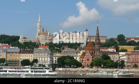 Vista sulle colline di Buda dal lato opocite del Danubio Foto Stock