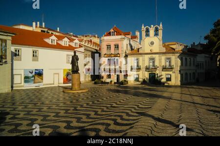 Paesaggio urbano mattutino del Municipio e della piazza, Cascais, Portogallo Foto Stock