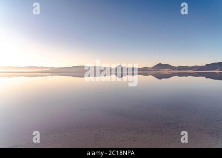 Tramonto tranquillo sulle saline di Bonnievale, Utah Foto Stock
