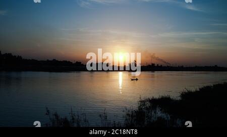 Paesaggio del fiume Eufrate a Nasiriyah al tramonto Iraq Foto Stock