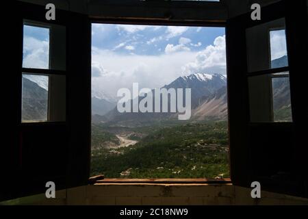 Vista Karimabad Hunza valle attraverso la finestra del forte Baltit, Pakistan Foto Stock