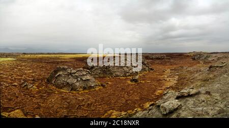 Panorama all'interno del cratere vulcanico di Dallol nella depressione di Danakil Etiopia Foto Stock