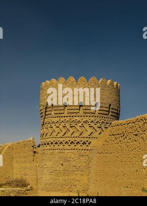 Torre nel muro intorno al Giardino di Dowlat Abad, Yazd Iran Foto Stock