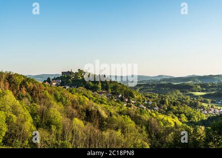 Vista sull'Odenwald fino alla città di Lindenfels con il castello, Bergstrasse, Assia, Germania Foto Stock