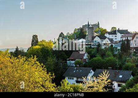 Vista sulla città di Lindenfels e il castello, Bergstrasse, Odenwald, Assia, Germania Foto Stock