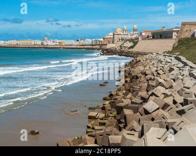 Wavebreaker di fronte alla città portuale di Cadice Foto Stock