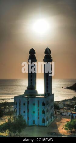 Controsagomata vista alla Moschea della Divinità al tramonto, Dakar, Senegal Foto Stock