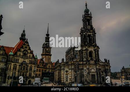 Schlossplatz e vista esterna di Katholische Hofkirche Dresden, Germania Foto Stock