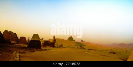 Panorama di Meroe Piramidi nel deserto al tramonto, Sudan, Foto Stock