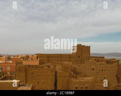 Vista della città vecchia di Ouarzazate, nota anche come Taourirt kasbah, Marocco Foto Stock
