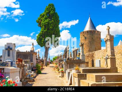 Francia, Carcassonne - 20 GIUGNO 2018. Antico cimitero con statue e lapidi in marmo per le tombe in giornata di sole vicino al castello di Carcassonne. Selettivo Foto Stock