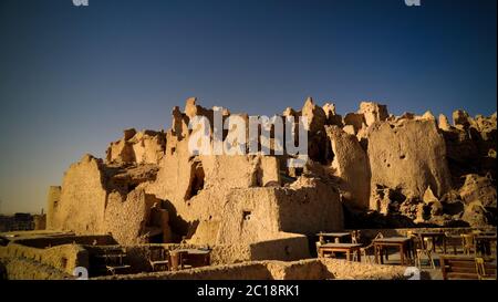 Vista di Shali vecchie rovine della città nell'oasi di Siwa, Egitto Foto Stock