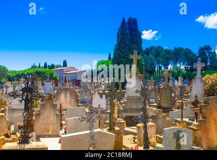 Francia, Carcassonne - 20 GIUGNO 2018. Antico cimitero con statue e lapidi in marmo per le tombe in giornata di sole vicino al castello di Carcassonne. Foto Stock