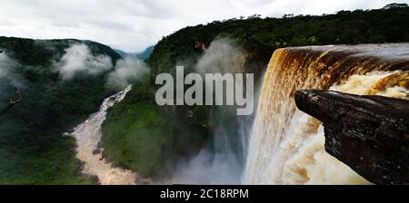 La cascata di Kieteur, una delle cascate più alte del mondo nel fiume potaro Guyana Foto Stock