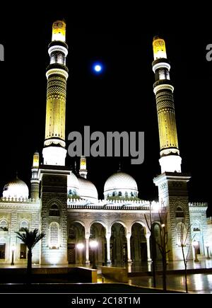 Saleh moschea di La retroilluminazione a notte, Sanaa, Yemen Foto Stock