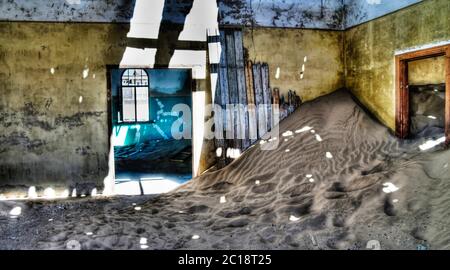 Interno di casa in rovina nella città fantasma Kolmanskop Foto Stock