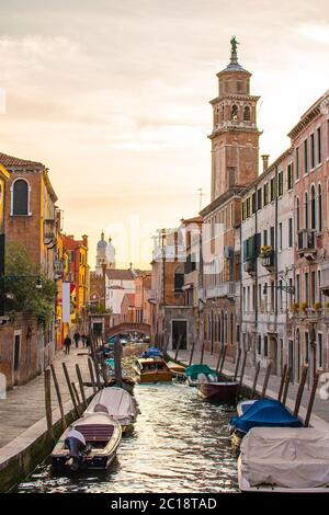 Vista del tramonto con canale a Venezia, Italia Foto Stock