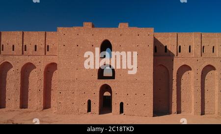 Vista esterna della Fortezza di al-Ukhadir, alias palazzo Abbasid di Ukhaider, vicino a Karbala, Iraq Foto Stock