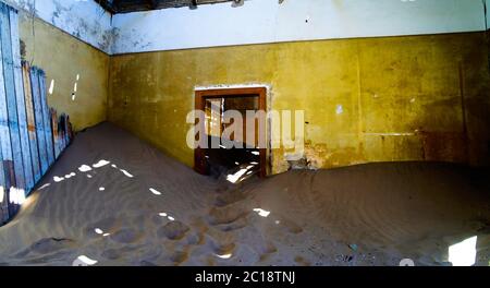 Interno di casa in rovina nella città fantasma Kolmanskop Namibia Foto Stock