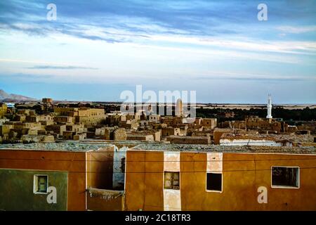 Vista aerea della città vecchia di al-Qasr, oasi di Dakhla, Egitto Foto Stock